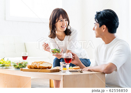 夫婦 ランチ 食事 家族 カップル リビング ライフスタイル 夫婦 ランチ 食事 家族 カップル リビング ライフスタイル 62556850