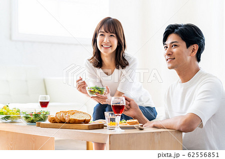 夫婦 ランチ 食事 家族 カップル リビング ライフスタイル 夫婦 ランチ 食事 家族 カップル リビング ライフスタイル 62556851
