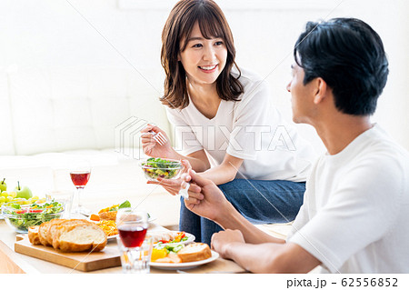 夫婦　ランチ　食事　家族　カップル　リビング　ライフスタイル 62556852