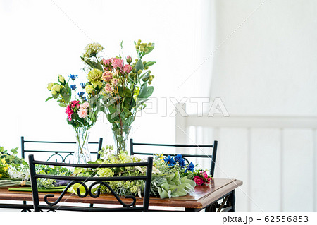 フラワーアレンジメント　リビング　ライフスタイル 62556853