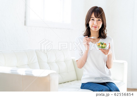 女性　サラダ　ランチ　食事　リビング　ライフスタイル 62556854