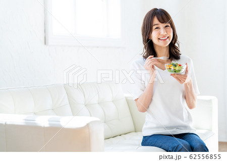 女性 サラダ ランチ 食事 リビング ライフスタイル 女性 サラダ ランチ 食事 リビング ライフスタイル 62556855