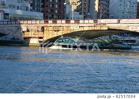 工事中の吾妻橋と観光船 62557034