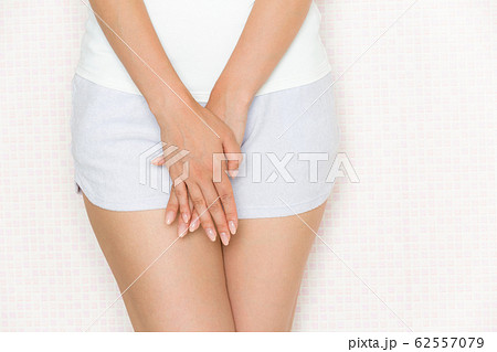股をおさえる女性. 股をおさえる女性. 62557079