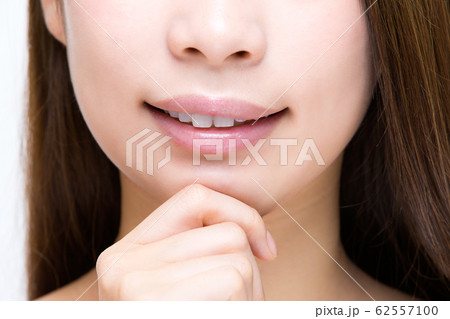 若い女性の口元クローズアップ 若い女性の口元クローズアップ 62557100