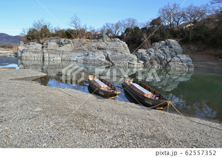 埼玉県長瀞の冬の景色　岩畳と荒川と舟 62557352