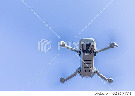 青空を飛行するドローン　MAVIC mini 62557771
