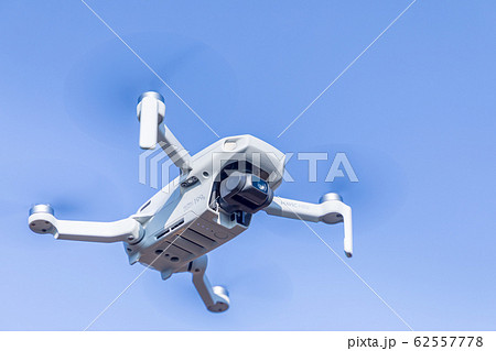 青空を飛行するドローン MAVIC mini 青空を飛行するドローン MAVIC mini 62557778