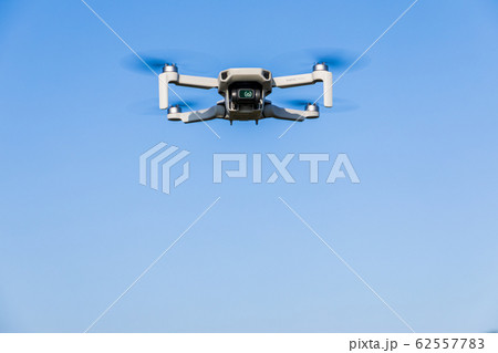 青空を飛行するドローン　MAVIC mini 62557783