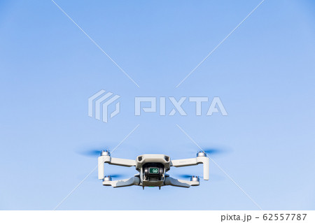 青空を飛行するドローン　MAVIC mini 62557787