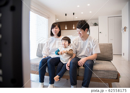 テレビを見る家族 テレビを見る家族 62558175