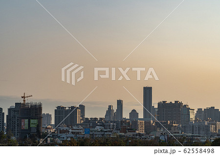 都市　スカイライン　日没　カラフル　空　背景 62558498