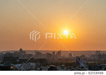 都市　スカイライン　日没　カラフル　空　背景 62558499