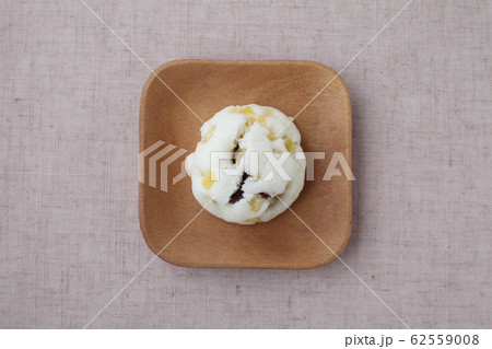 鬼まんじゅう 木の皿 テーブル 62559008