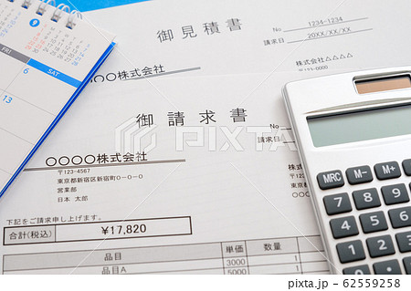 請求書　取引　ビジネスシーン 62559258