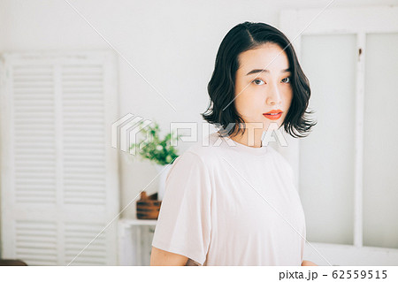 若い女性 ヘアスタイル ショートボブの写真素材