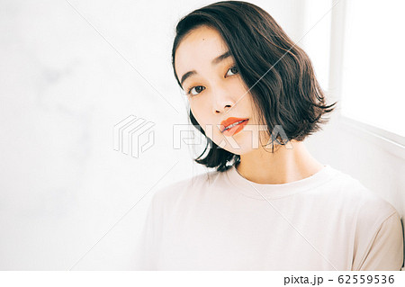 若い女性 ヘアスタイル ショートボブの写真素材