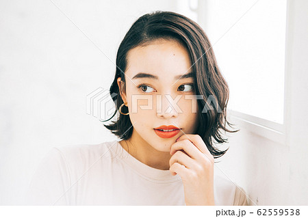 若い女性　ヘアスタイル　ショートボブ 62559538