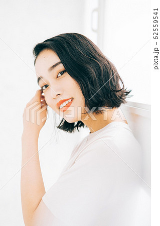 若い女性 ヘアスタイル ショートボブの写真素材