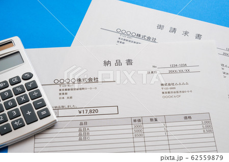納品書　請求書　取引　ビジネスシーン　イメージカット 62559879