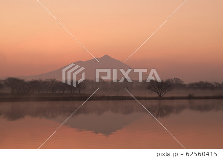 筑波山の朝焼け 62560415