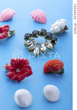 jewel brooch and earring close up jewel brooch and earring close up 62564361
