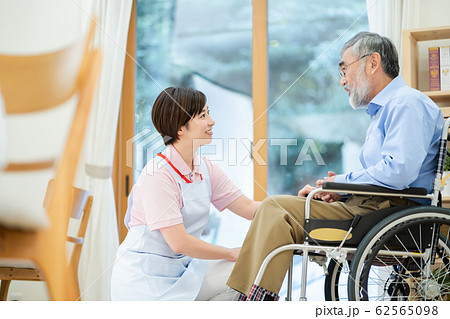シニア男性と介護士 62565098