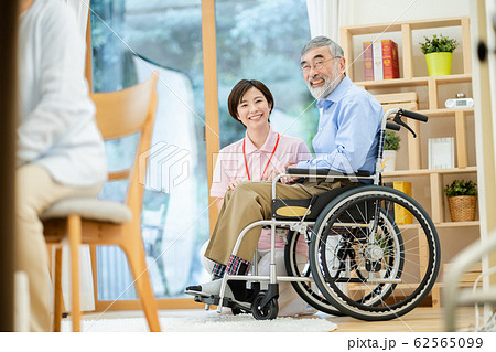 シニア男性と介護士 シニア男性と介護士 62565099