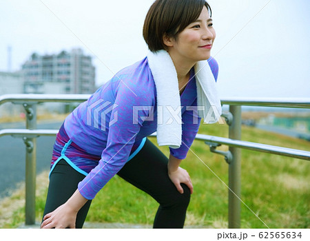 スポーツをする女性のイメージ 62565634
