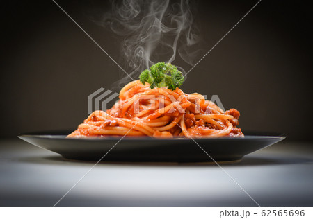 Spaghetti bolognese on black background / 62565696