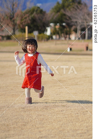 笑顔で走る女の子 笑顔で走る女の子 62565753