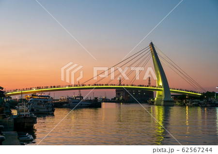 漁人碼頭の情人橋（黄色のライトアップ） 62567244