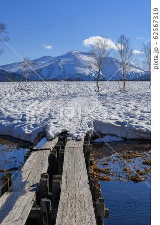 尾瀬ヶ原から見た春の至仏山 尾瀬ヶ原から見た春の至仏山 62567319
