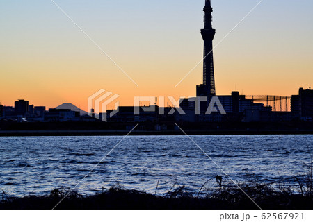 都市風景 荒川土手から見る東京スカイツリーと富士山の夕景 都市風景 荒川土手から見る東京スカイツリーと富士山の夕景 62567921