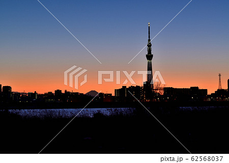 都市風景 荒川土手から見る東京スカイツリーと富士山の夕景 都市風景 荒川土手から見る東京スカイツリーと富士山の夕景 62568037