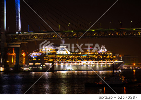 日本の横浜都市景観 新型コロナウイルス・大黒ふ頭で“船内隔離”が続くクルーズ船=14日撮影 日本の横浜都市景観 新型コロナウイルス・大黒ふ頭で“船内隔離”が続くクルーズ船=14日撮影 62570587