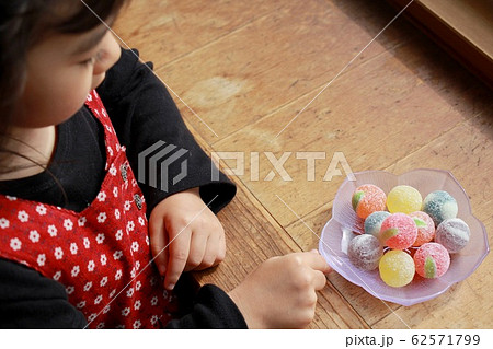 おやつの時間 飴玉が食べたい女の子の写真素材