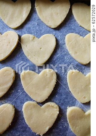 焼く前の米粉の型抜きクッキー グルテンフリーのお菓子 焼く前の米粉の型抜きクッキー グルテンフリーのお菓子 62572029