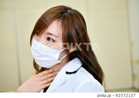 女性医療スタッフ　喉の痛み 62572137