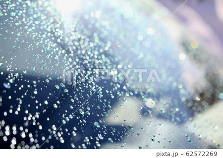 コーティング加工した車のフロントガラスについたキラキラの雨粒 62572269