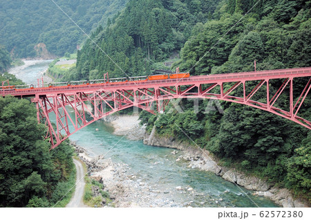 鉄橋を渡る黒部峡谷トロッコ電車　富山県黒部市 62572380