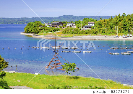 日本最古の漁法・ぼら待ちやぐらのある風景、石川県鳳珠郡穴水町にて 日本最古の漁法・ぼら待ちやぐらのある風景、石川県鳳珠郡穴水町にて 62573275