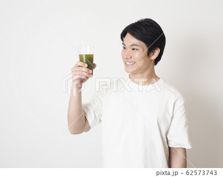 青汁を飲む男性 青汁を飲む男性 62573743
