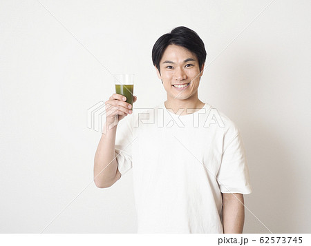 青汁を持つ男性 青汁を持つ男性 62573745