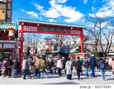 東京　浅草　伝法院通り 62574094