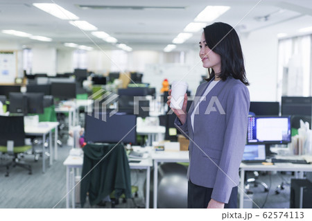 時差出勤 働き方改革 ビジネス 女性 ビジネスウーマン 日本人 ライフスタイル コーヒー 早朝 朝 時差出勤 働き方改革 ビジネス 女性 ビジネスウーマン 日本人 ライフスタイル コーヒー 早朝 朝 62574113