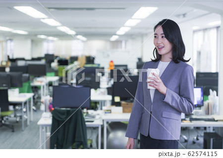 時差出勤 働き方改革 ビジネス 女性 ビジネスウーマン 日本人 ライフスタイル コーヒー 早朝 朝 時差出勤 働き方改革 ビジネス 女性 ビジネスウーマン 日本人 ライフスタイル コーヒー 早朝 朝 62574115