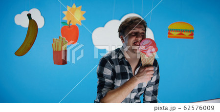Man fascinated by unhealthy fast food 62576009