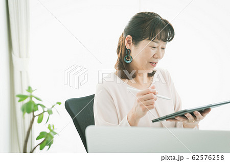 60代　女性　ビジネス 62576258