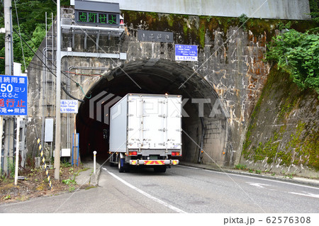 大糸線と姫川と国道148号線の風景 62576308